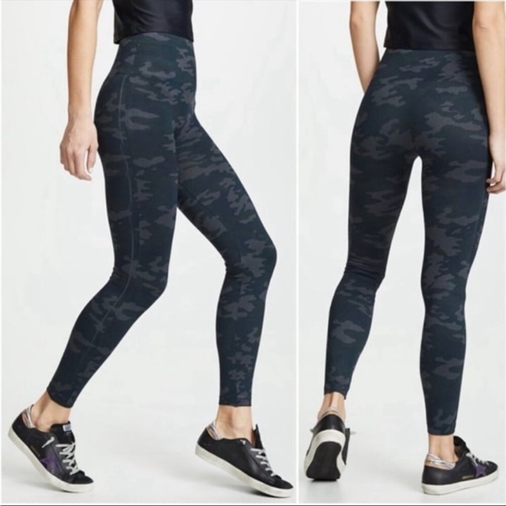 Spanx Look At Me Now Seamless High Waisted Leggings in Black Camo Size Small
